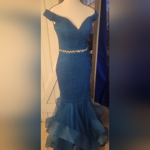 Elegant Blue Off-Shoulder Evening Gown - Picture 7 of 7